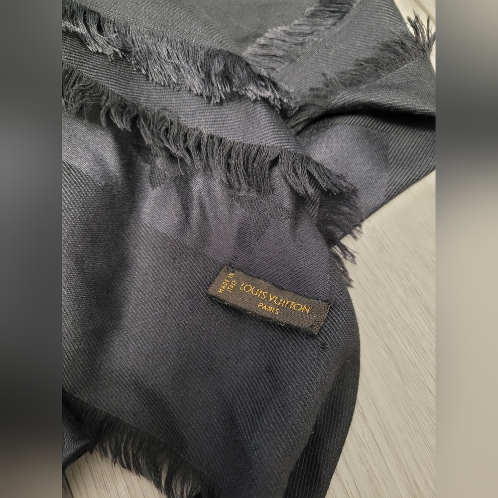 Louis Vuitton oversized shawl/ scarf - Picture 5 of 7